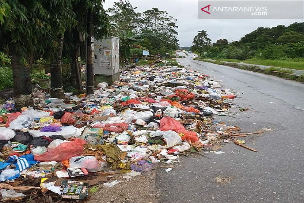 Di Kendari, usai Lebaran sampah berserahkan