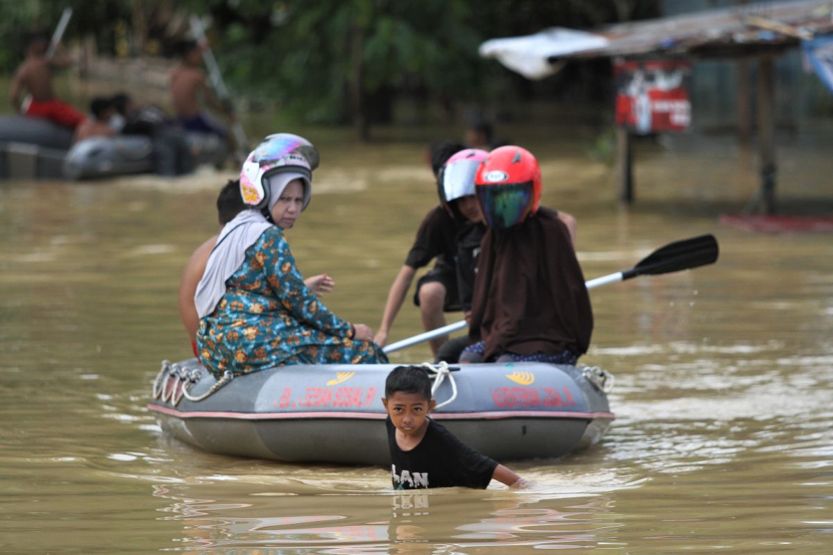 Bhayangkari Polda Sultra salurkan bantuan korban banjir sungai Wanggu