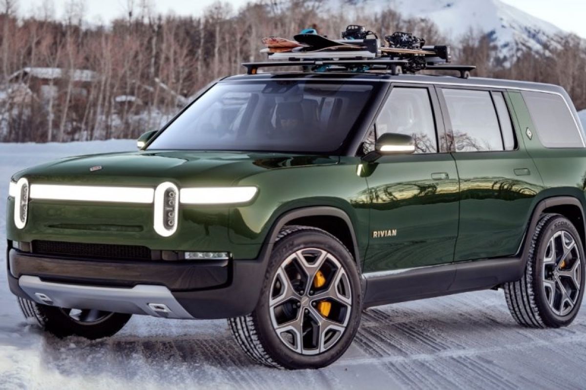 Rivian tipe sport R1S dan R1T dapat isi baterai dari mobil listrik sesamanya