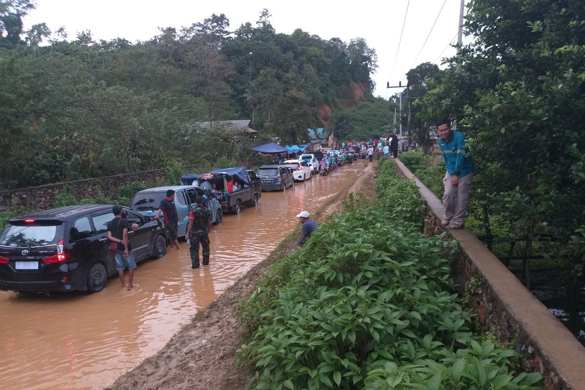 Banjir di Konawe, Ratusan kendaraan terjebak