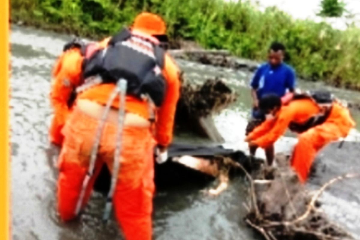 Basarnas Biak Numfor evakuasi dua korban meninggal "long boat" terbalik