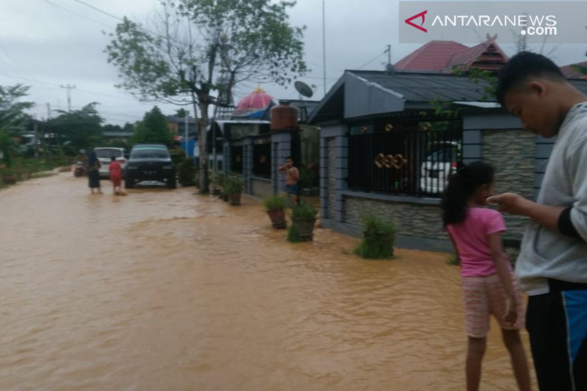 Sejumlah jalan provinsi-kabupaten di Sultra tergenang banjir