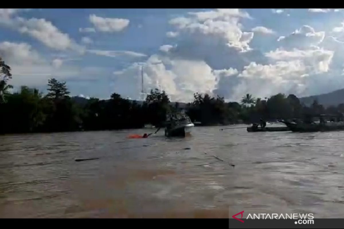 Kapal  Feri Milik BUMDes Karam di Sungai Mahakam