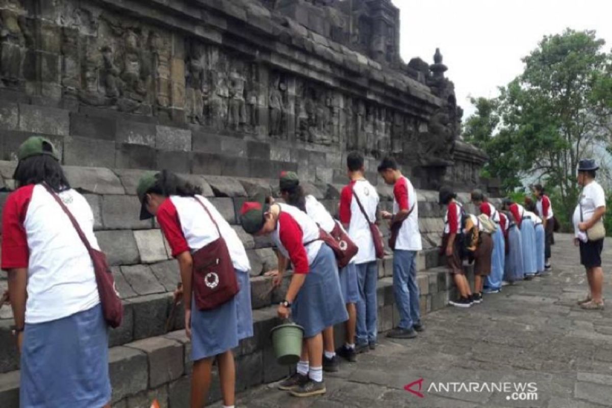 Ratusan pelajar bersihkan Candi Borobudur untuk memperingati Hari Purbakala