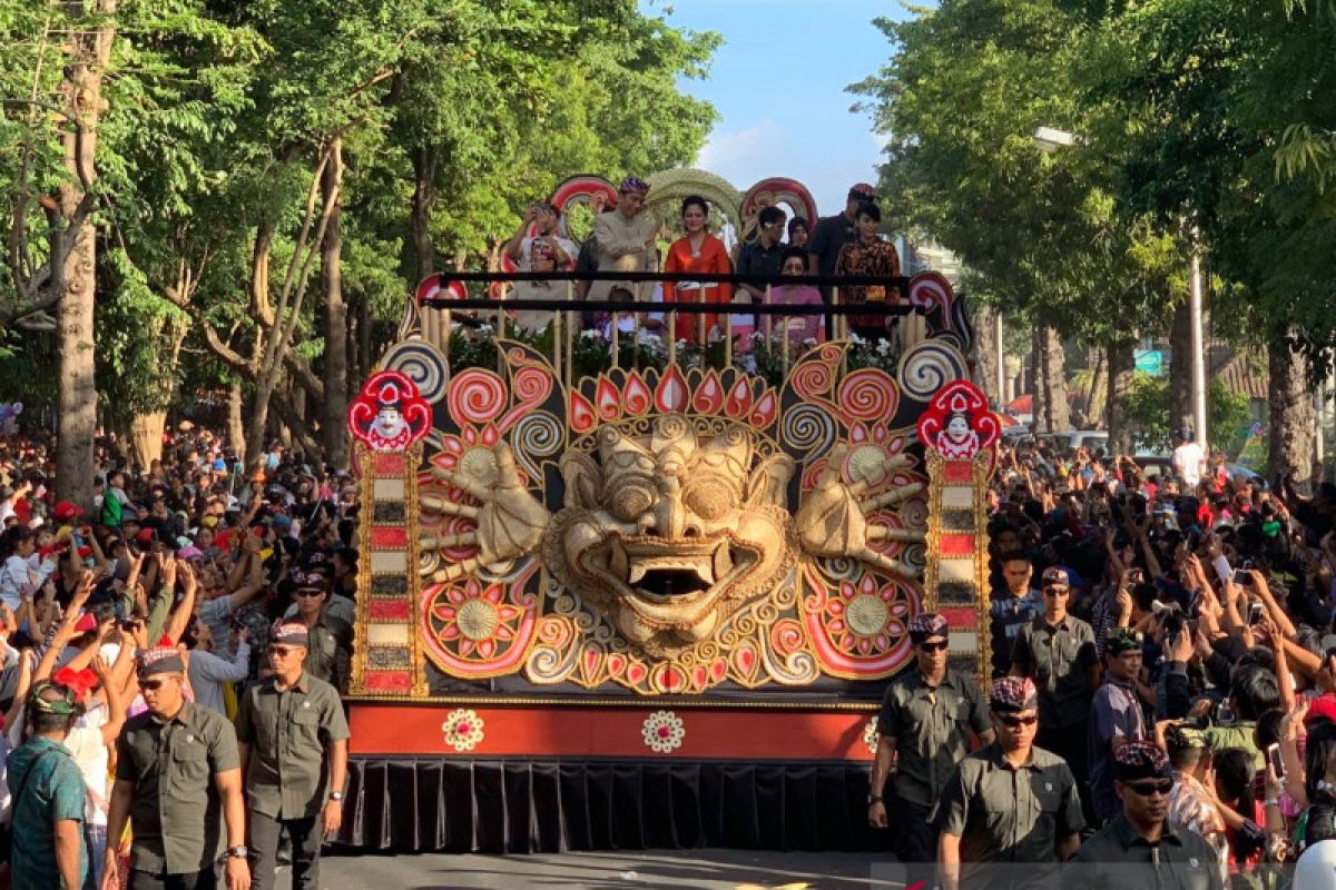 Jokowi naik kendaraan hias berpawai di Pesta Kesenian Bali