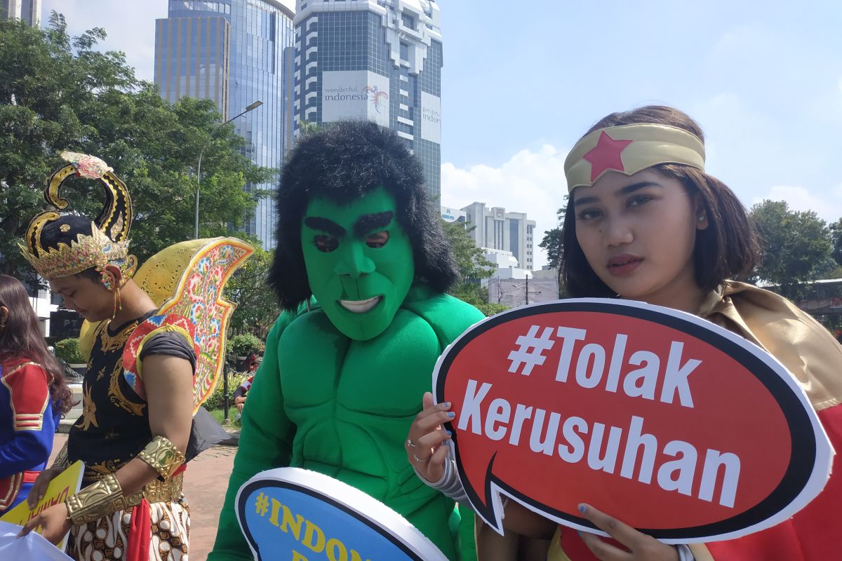 Superhero bawa pesan damai ke MK, bawa santai sidang sengketa Pilpres