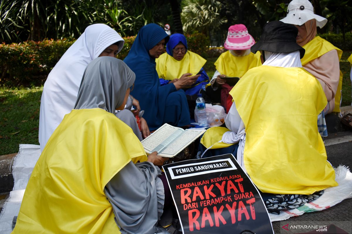 Massa baca Al Quran dan orasi di sekitar gedung MK