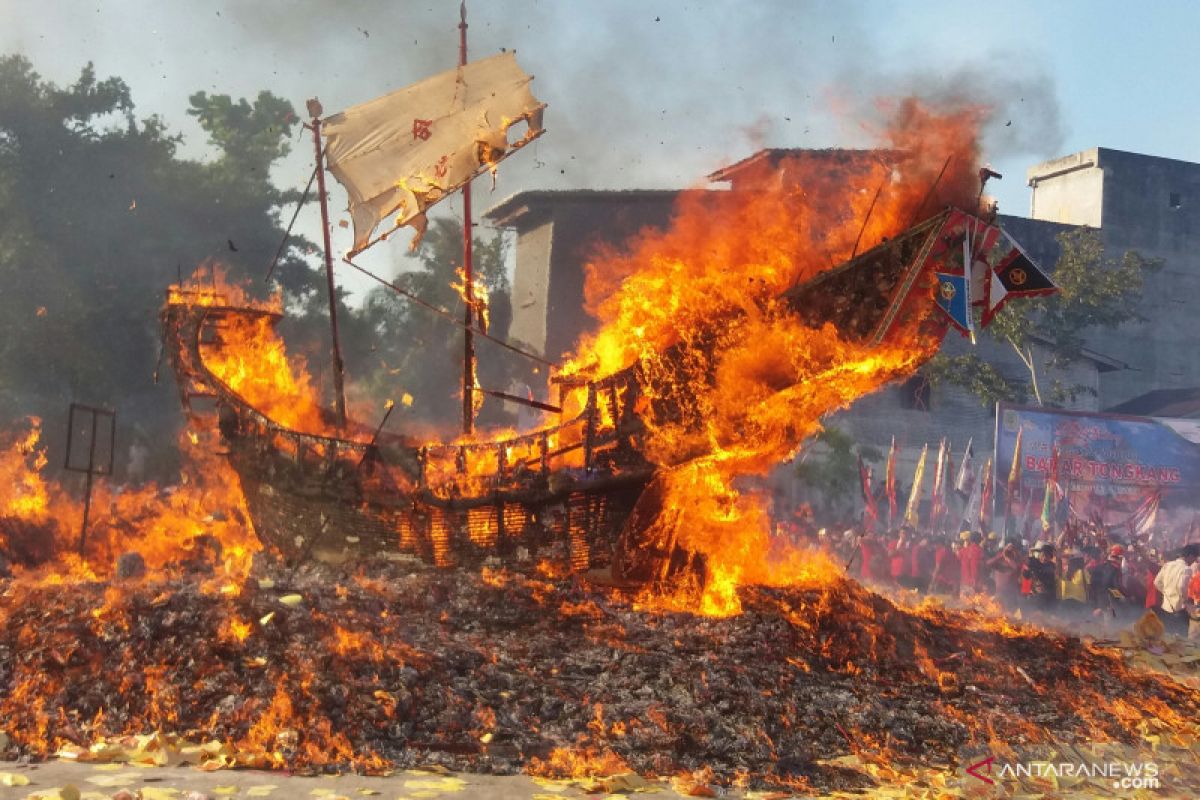 Festival Bakar Tongkang, sebuah geliat pemulihan ekonomi Riau