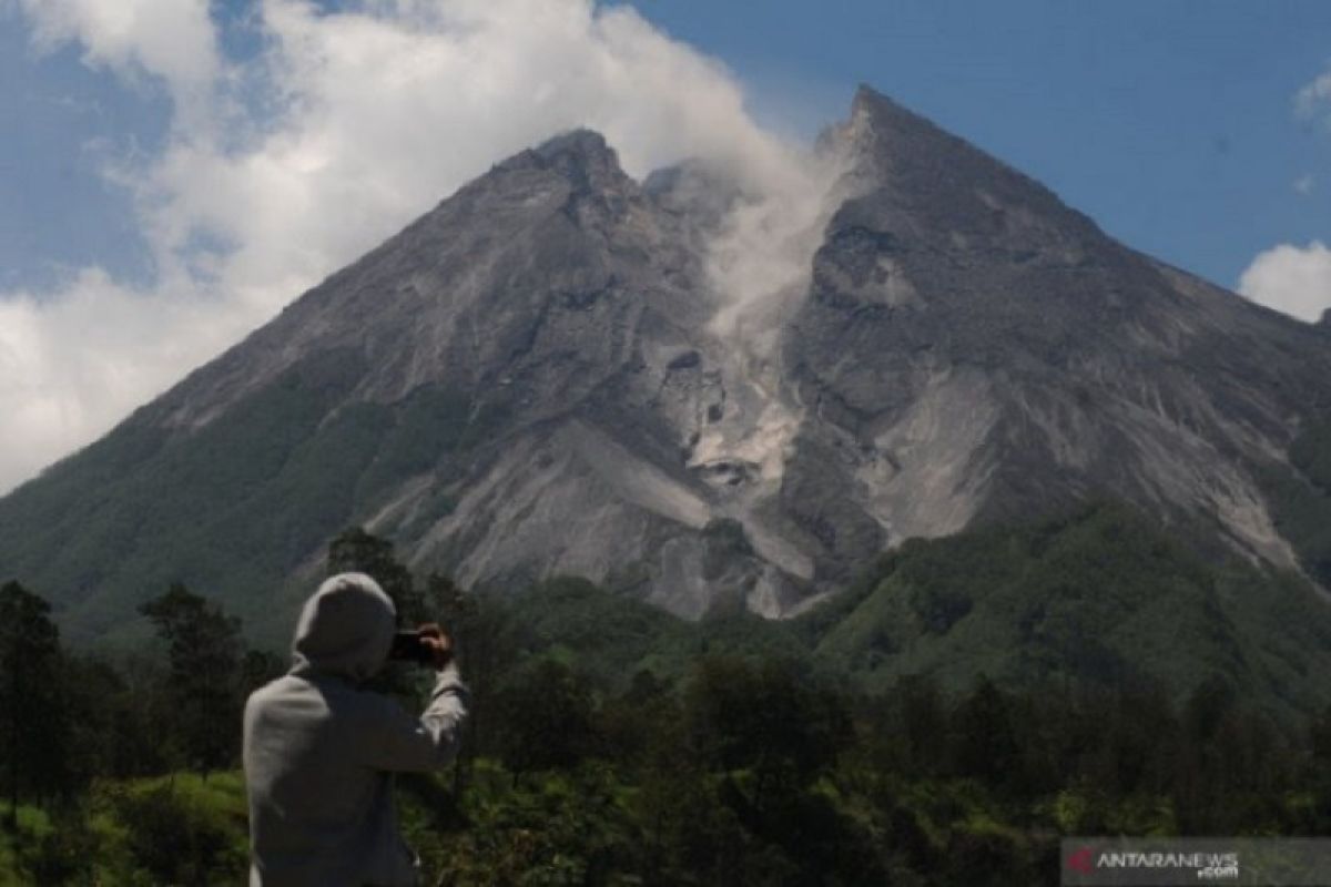 Gunung Merapi kembali luncurkan awan panas guguran sejauh 1,2 kilometer