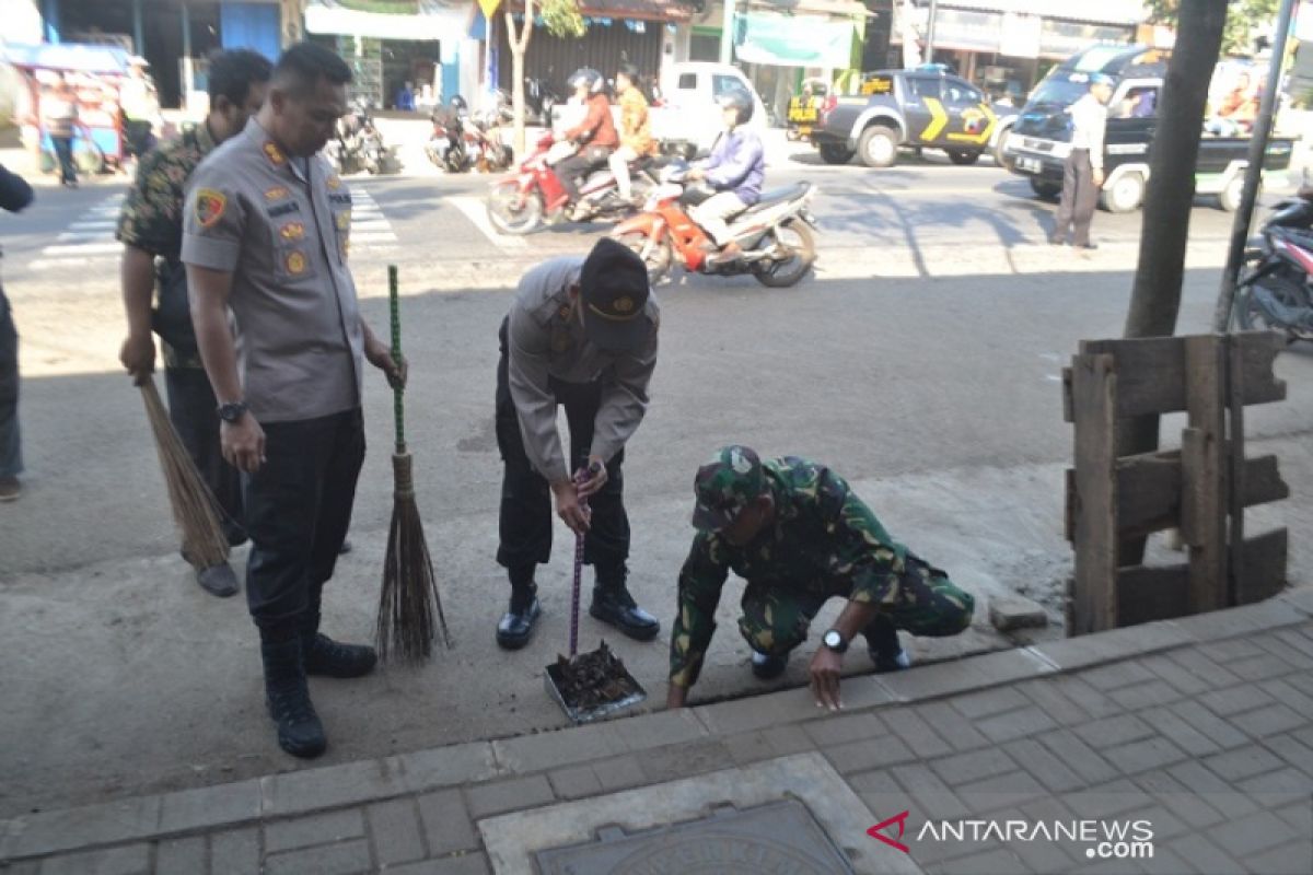 Personel TNI-Polri bersihkan lingkungan pasar tradisional Banyumas