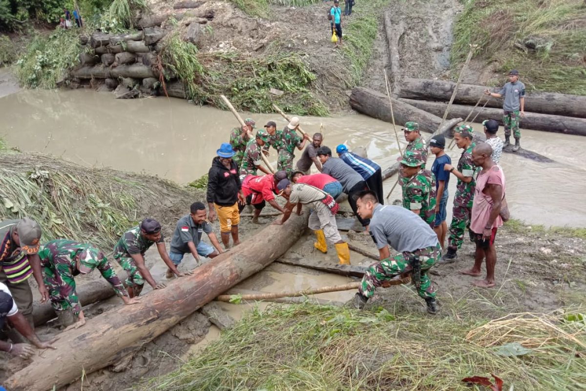 Dandim Sarmi pimpin perbaikan jembatan yang rusak akibat banjir