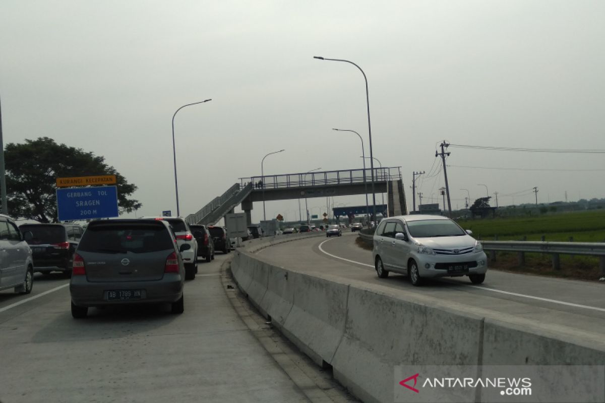 Lalu lintas tol masih tinggi