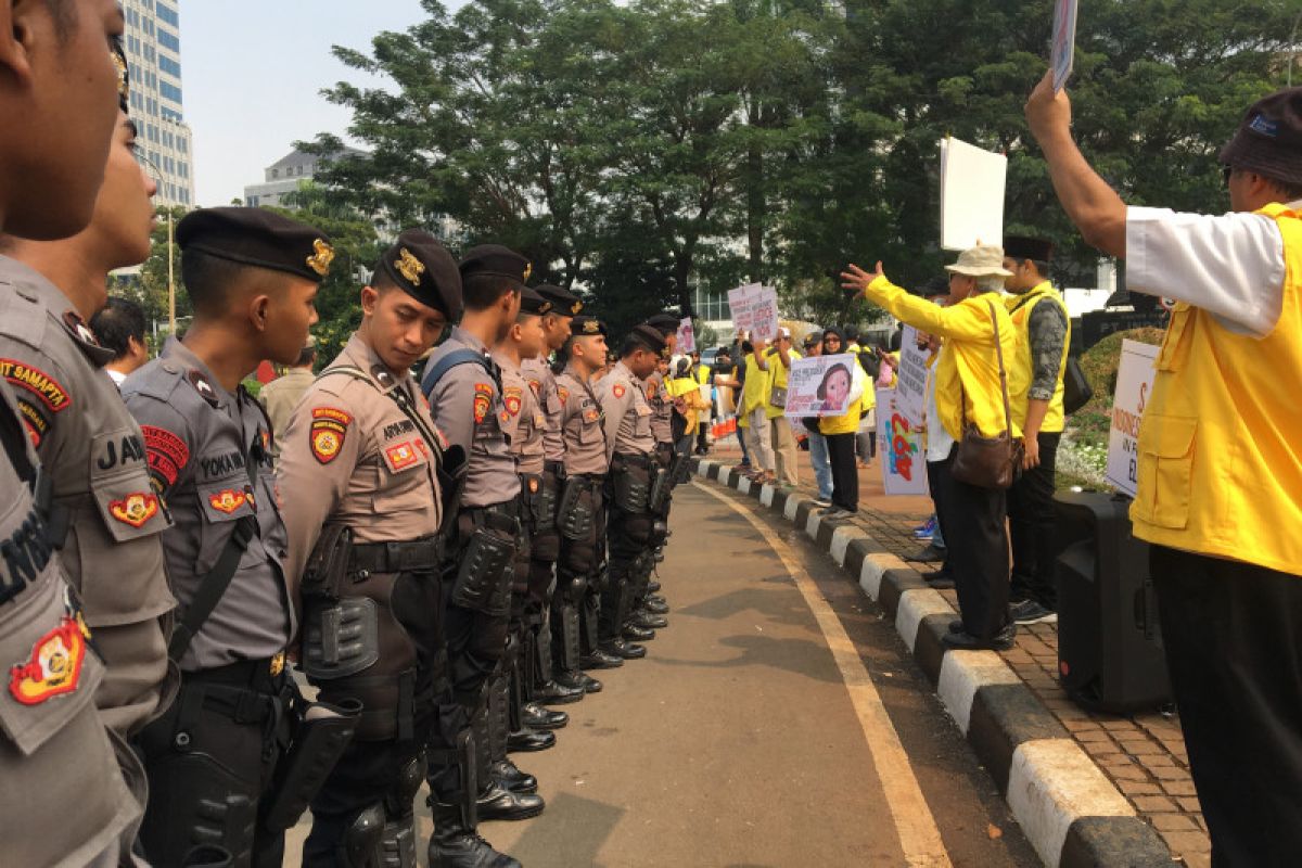 Ondel-ondel dan musik Betawi iringi unjuk rasa di Patung Kuda