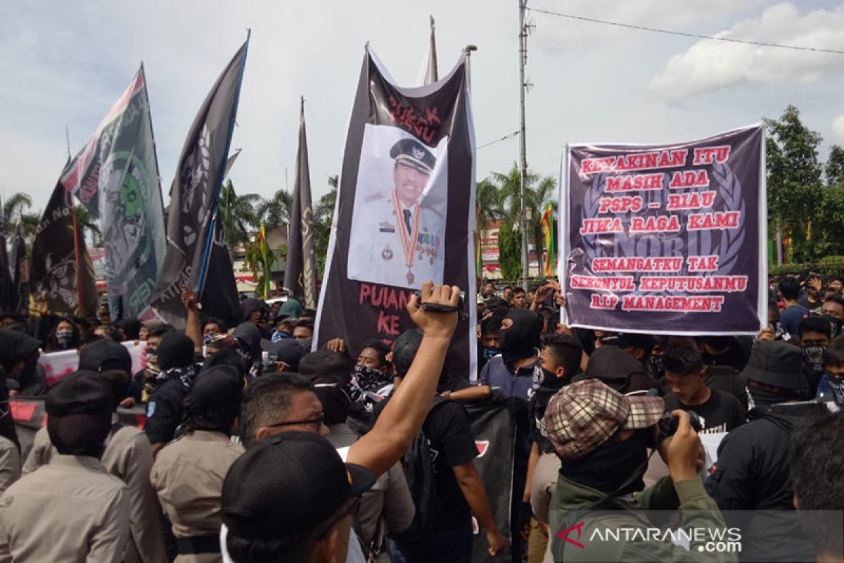 Suporter PSPS Riau demo di Kantor Gubernur. Ada apa?