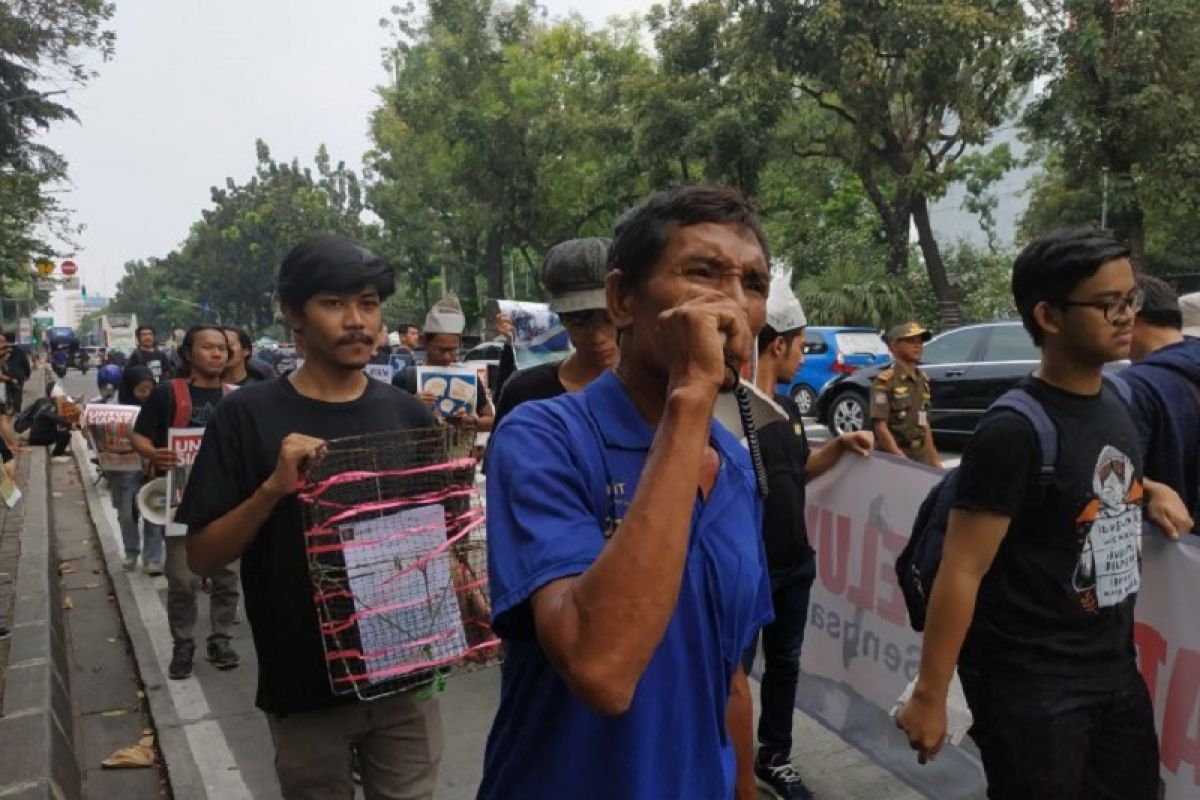 Sejumlah mahasiswa gelar aksi jalan mundur tolak IMB pulau reklamasi