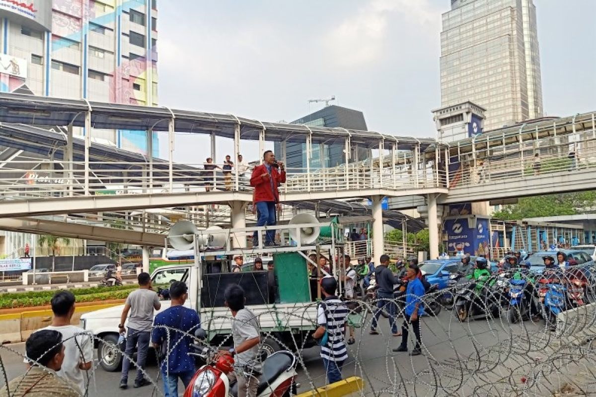 Sekitar sepuluh orang demonstran tutup Jalan Thamrin dengan mobil komando