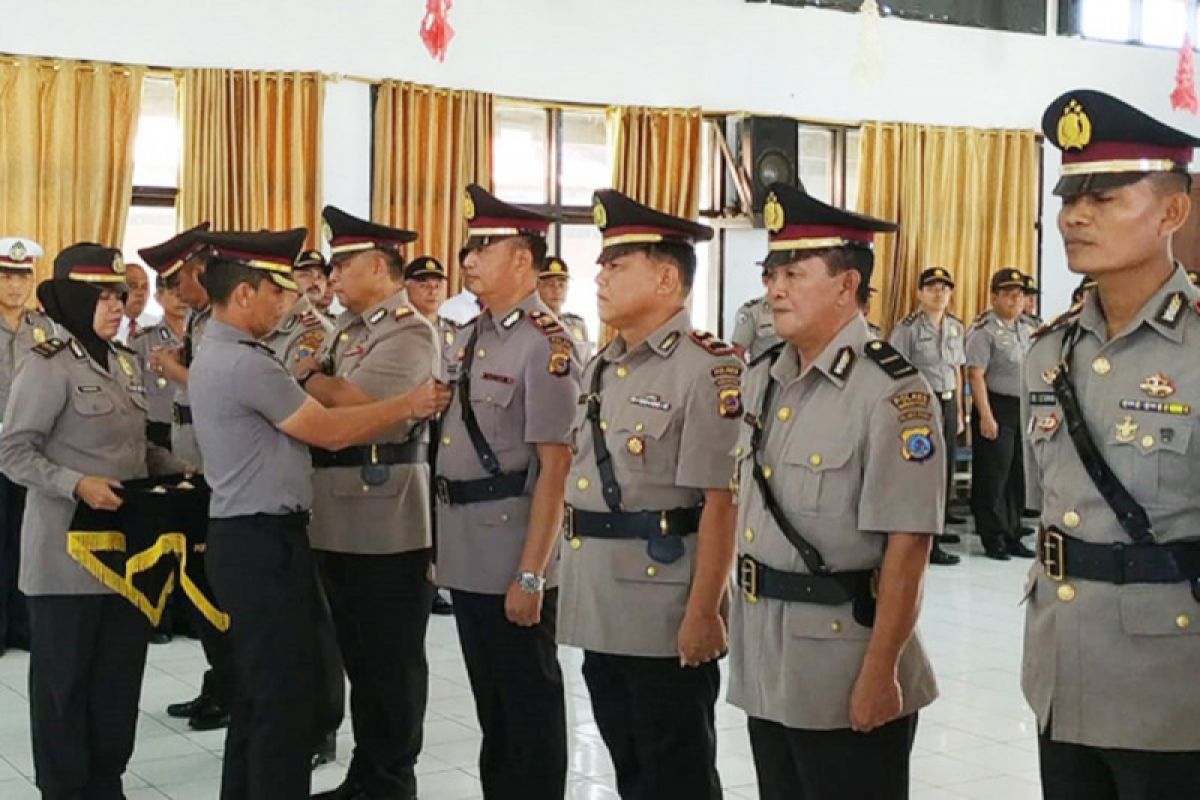 Kapolres Minahasa sertijab lima Kapolsek