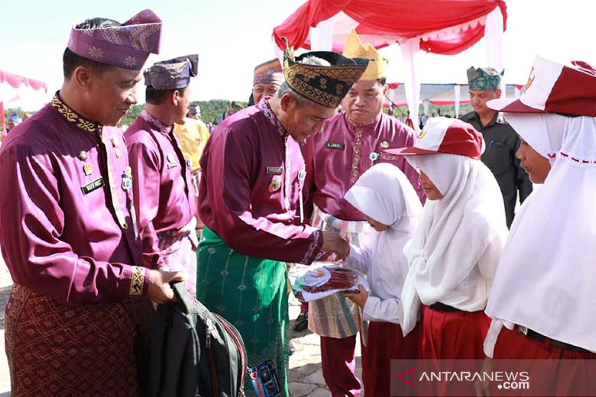 1.000 siswa miskin dapat bantuan seragam sekolah dari zakat guru Disdik Pekanbaru