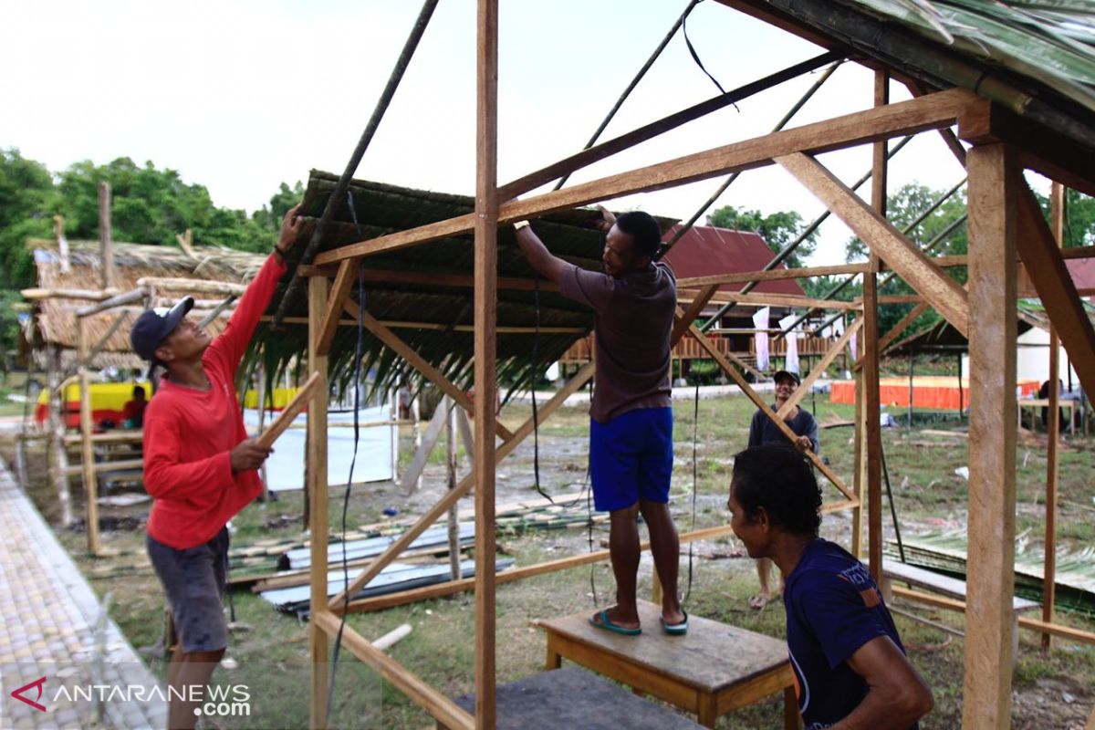 Masyarakat Mentawai dirikan stan secara swadaya di arena Festival Pesona Mentawai 2019