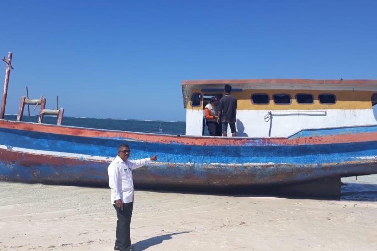 Petambak garam temukan kapal ikan tanpa awak