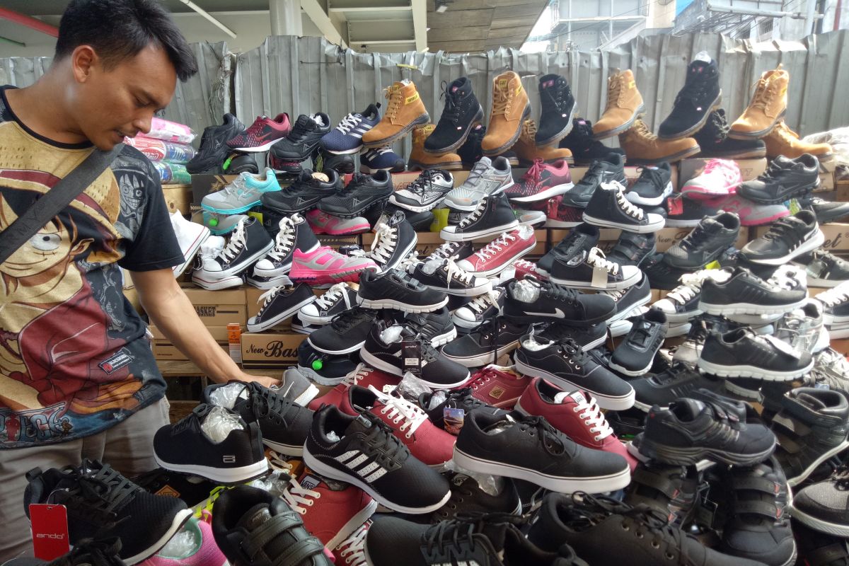 Minat pelajar pada sepatu monokrom