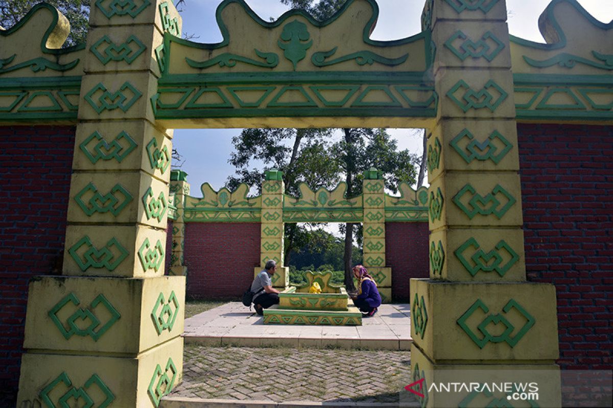 Menyambangi wisata religi Makam Puteri Kaca Mayang di tengah kebun sawit