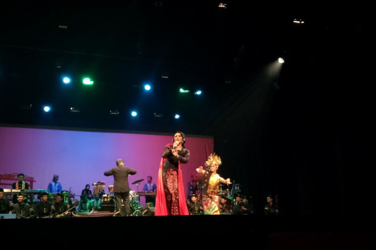 Dewi Gita bawakan lagu debutnya di "The Harmony of Betawi"