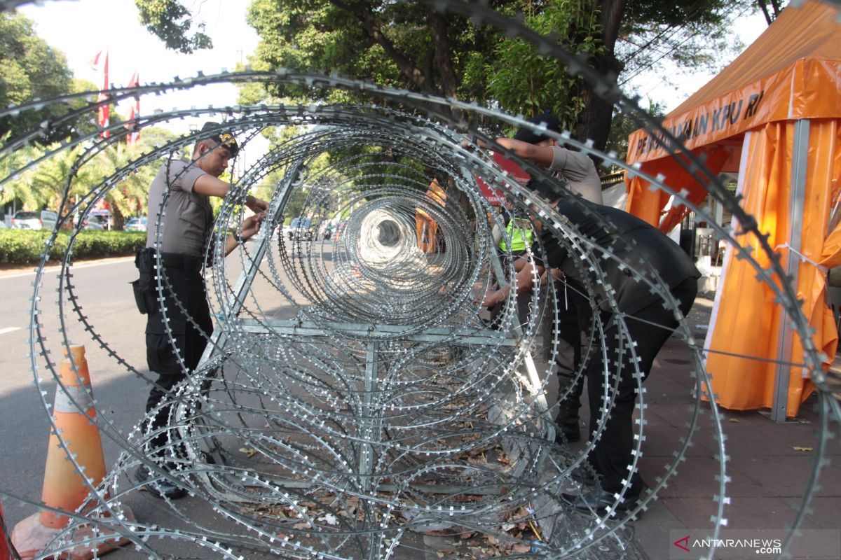 Aparat pasang kawat berduri di objek vital Jayapura