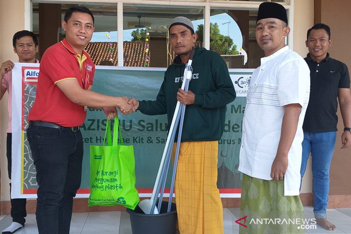 LazisNU menyalurkan donasi Alfamart melalui Gerakan Masjid Bersih