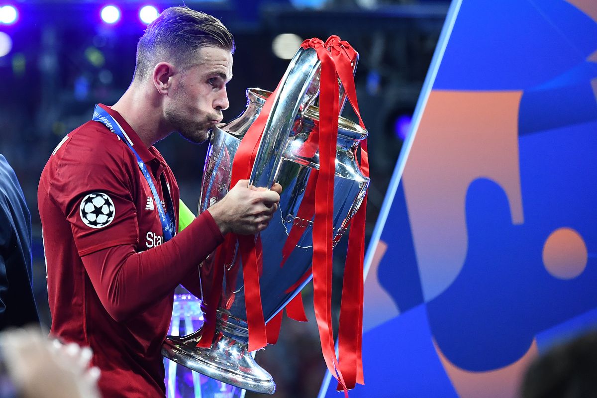 Henderson abadikan trofi Liga Champions di tubuhnya