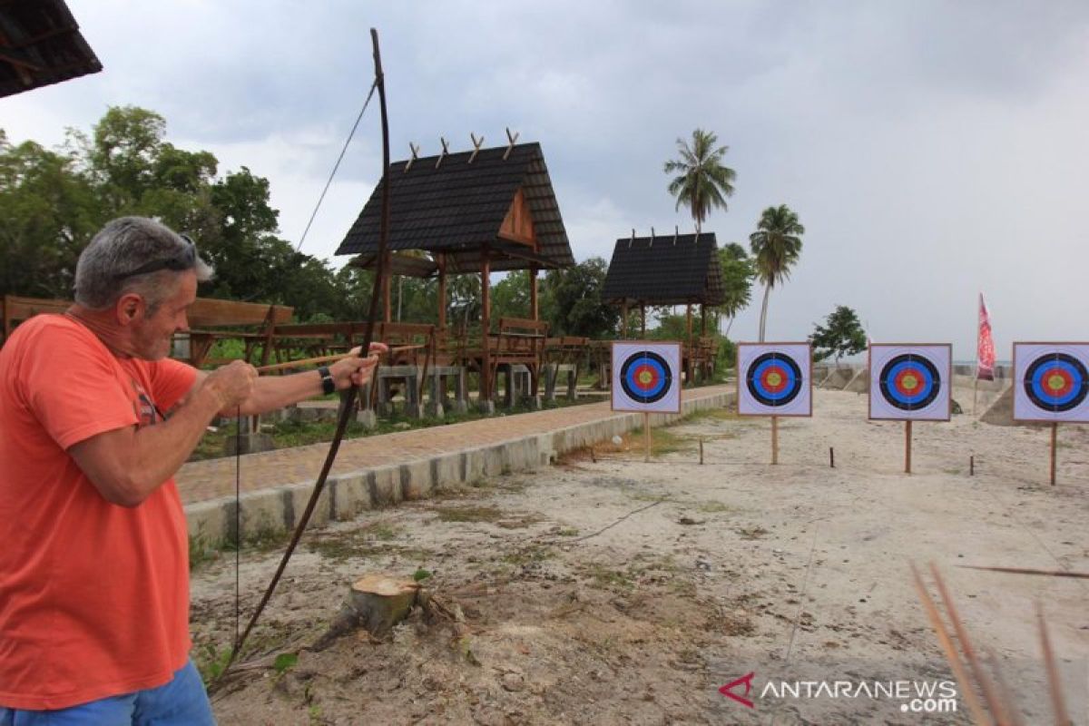 Tourist admire the beauty of the Mentawai