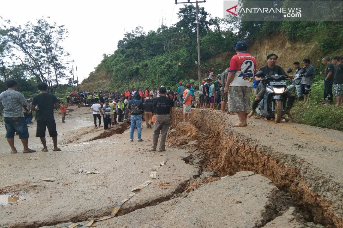 Jalan Trans Sulawesi amblas, roda empat tak bisa melintas