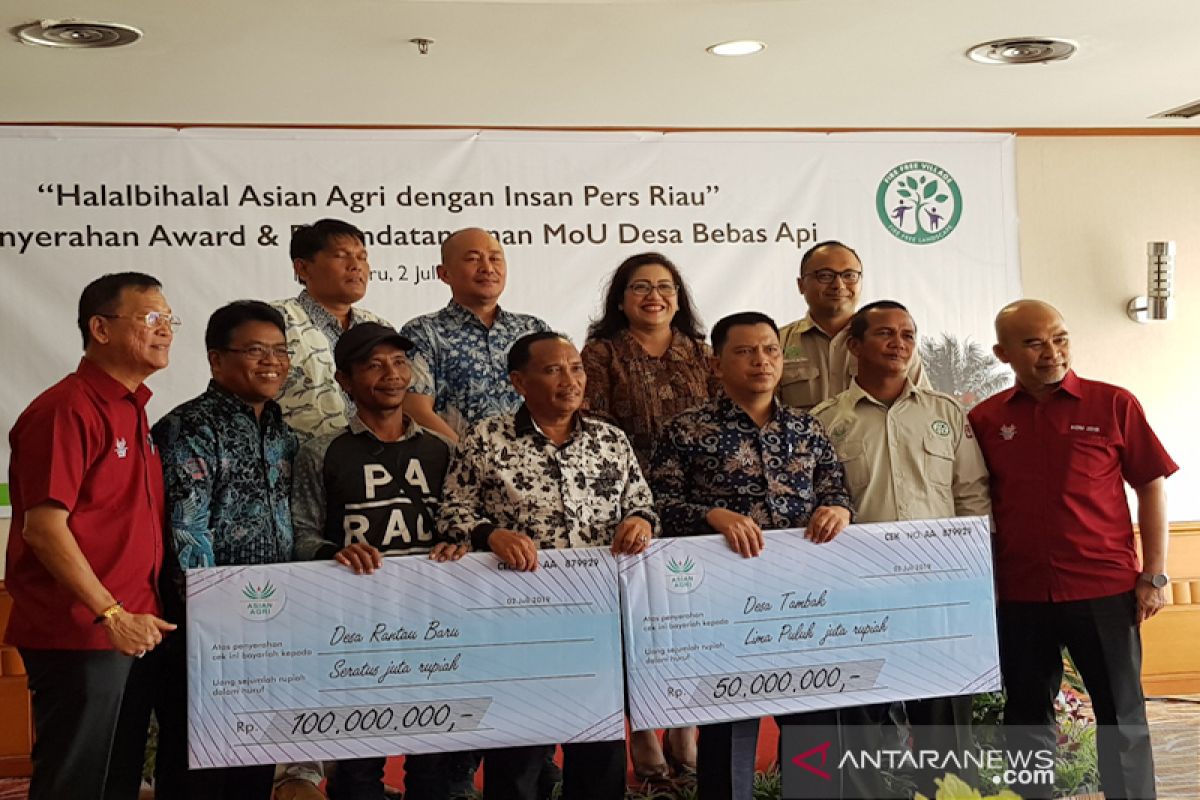 Berhasil cegah Karhutla, Asian Agri beri penghargaan dua Desa binaan di Riau