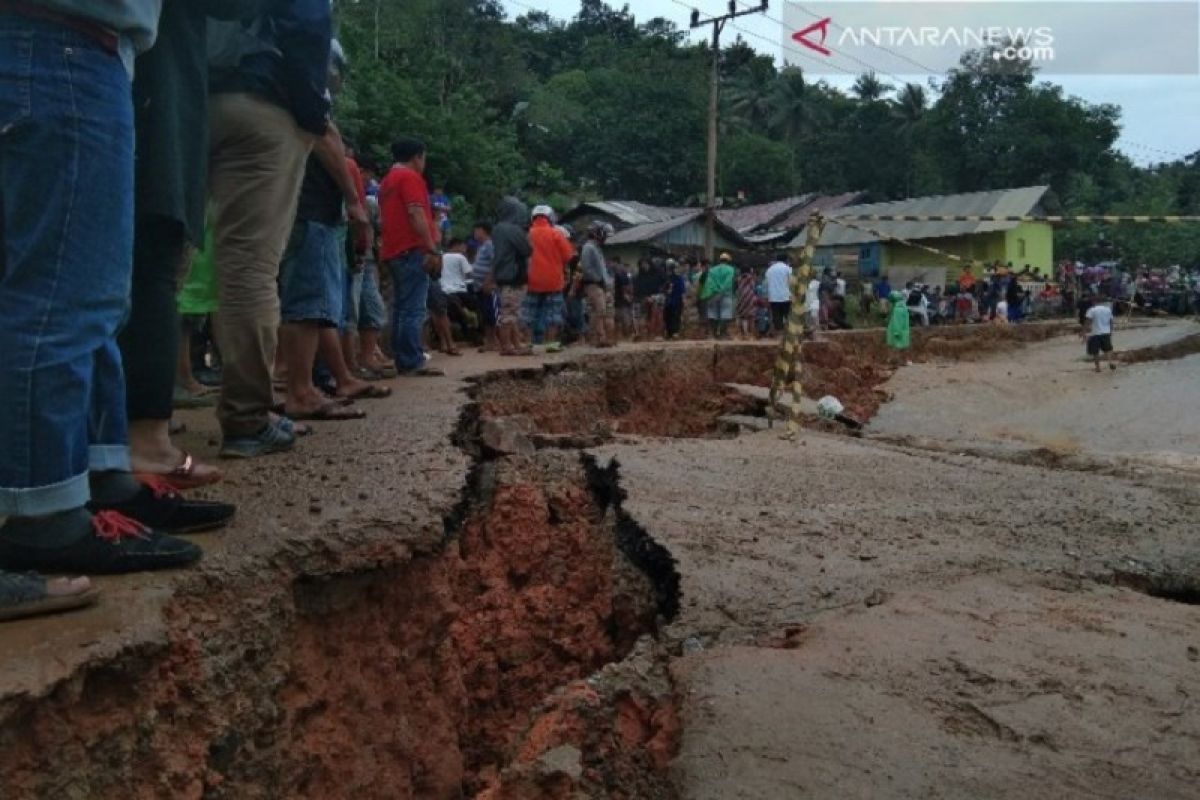 Jalan poros Trans Sulawesi amblas, roda empat tidak bisa melintas