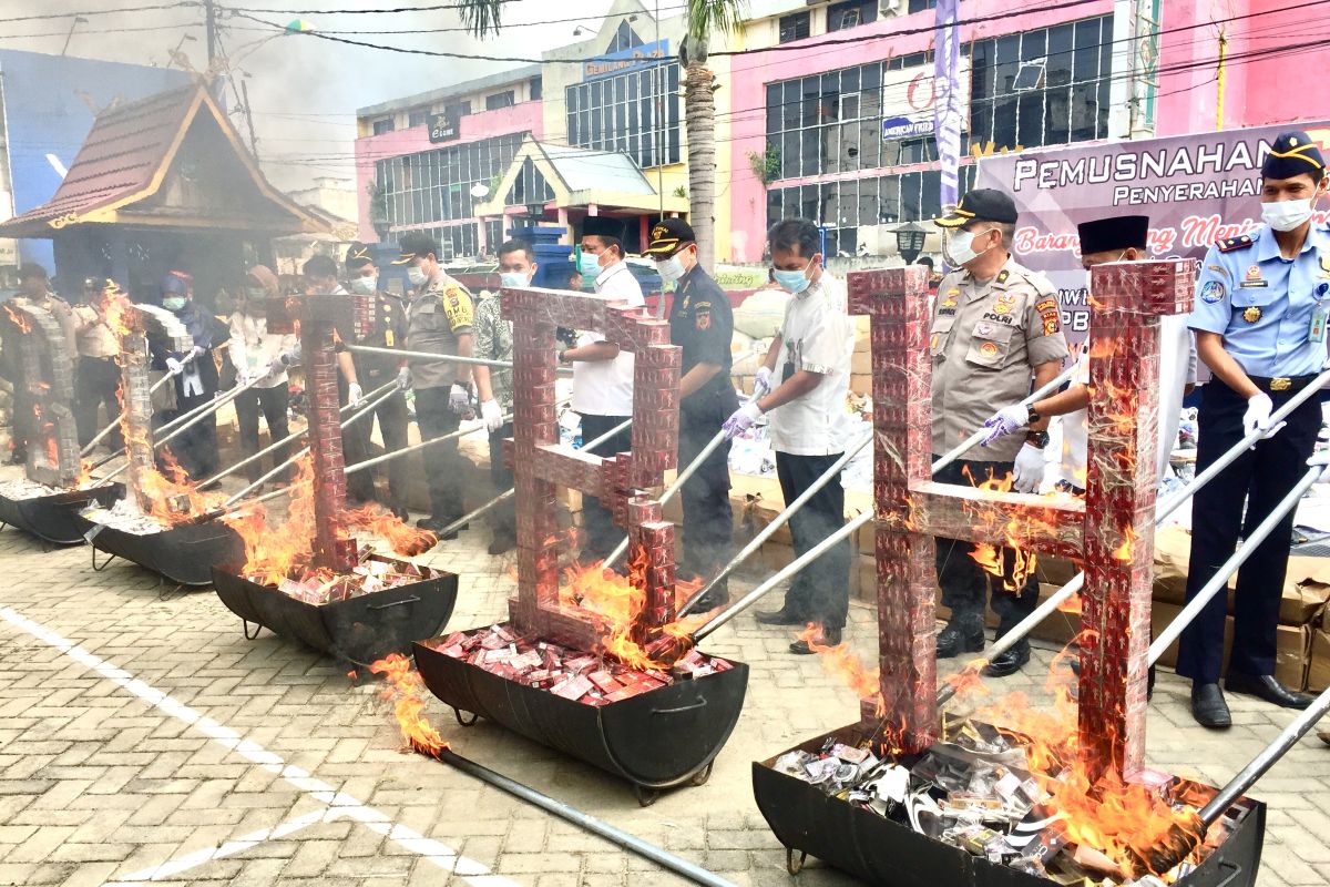 BC Tembilahan musnahkan belasan juta batang rokok ilegal