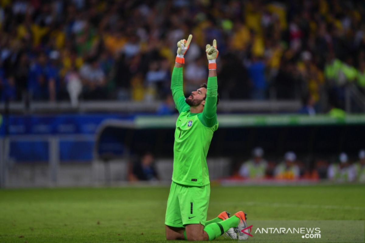 Kiper Brasil ini di ambang raih Sarung Tangan Emas kedua