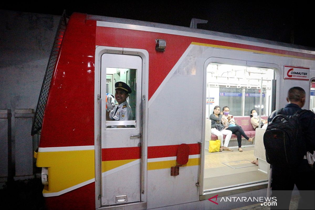 Suara petugas KRL serak, penumpang tertawa geli