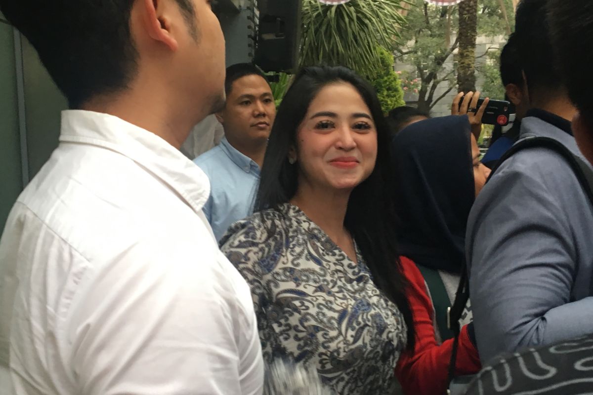 Dewi Perssik datangi Polda Metro Jaya di tengah usaha mediasi