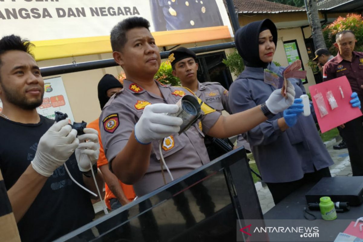 Penyidik memeriksa rekaman CCTV kasus penggerebekan terkait sabu-sabu