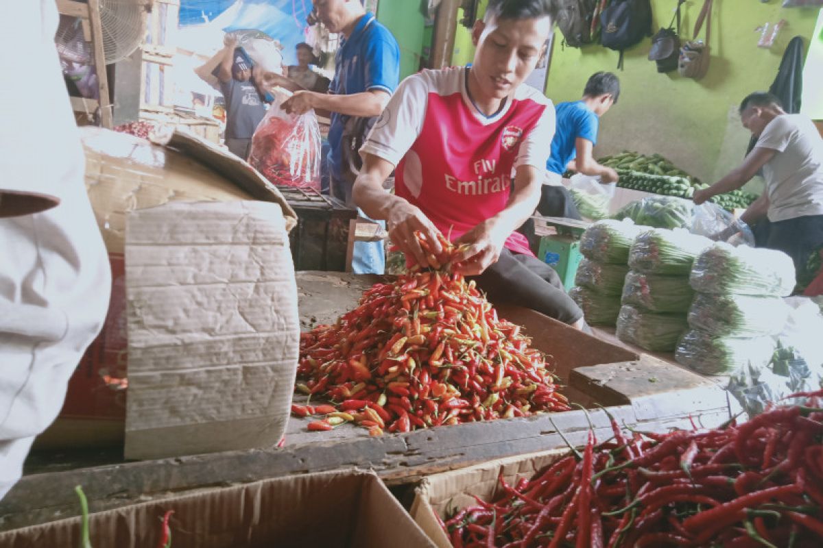 Berbagai jenis  sayur-mayur di Pasar Induk Kramat Jati merangkak naik