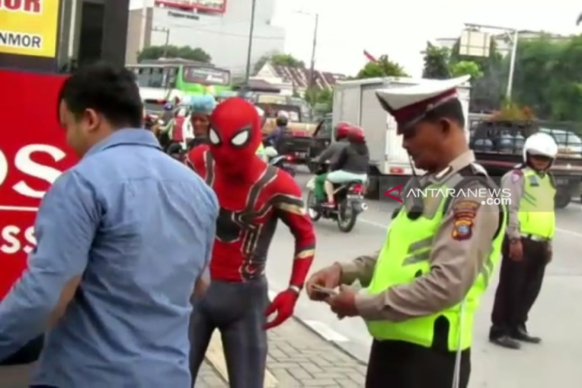 Parodi "Spiderman" ditilang polisi karena tidak pakai helm