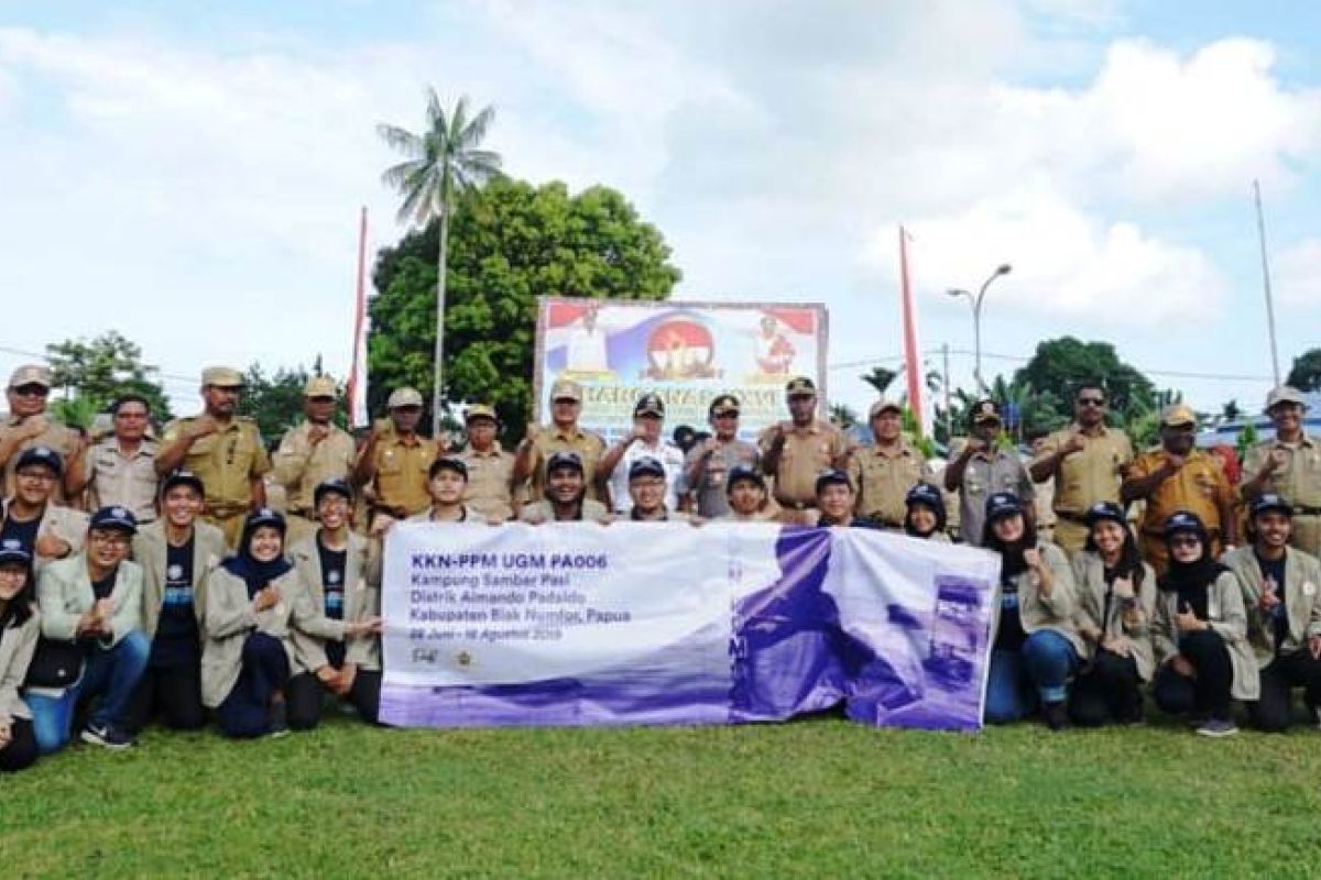 30 mahasiswa asal UGM KKN-PPM di Pulau Samberpasi Biak