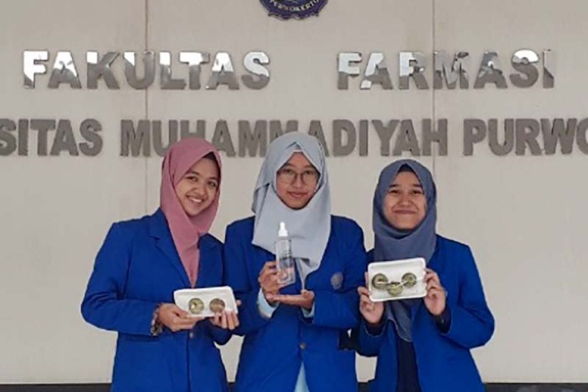 Trio mahasiswi Farmasi UMP ciptakan pengawet buah alami