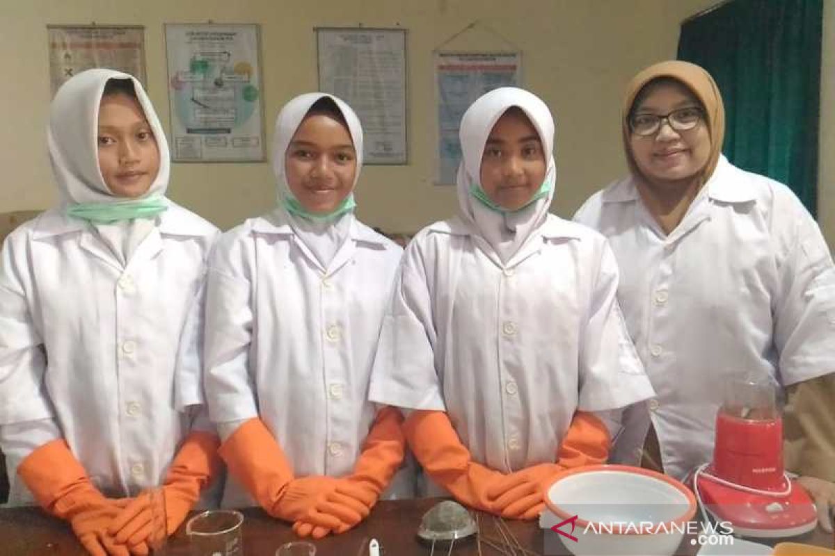 Sabun antigatal daun ketepeng ini karya siswa SMPN 13 Magelang