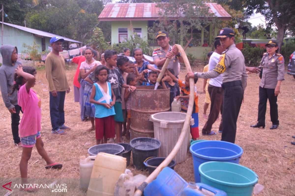 Polres Belu bagikan 73 tangki air bersih kepada masyarakat