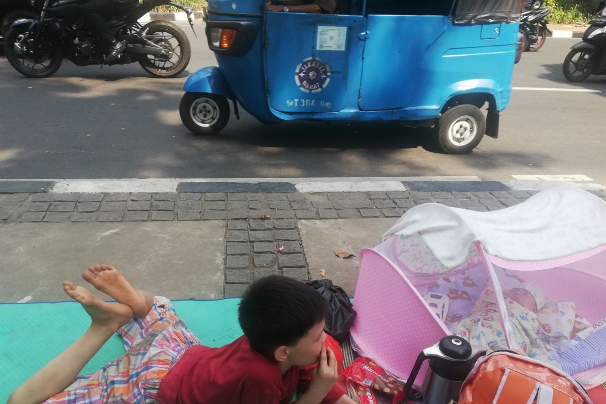Pencari suaka di trotoar Jalan Kebon Sirih Jakarta tunggu direlokasi