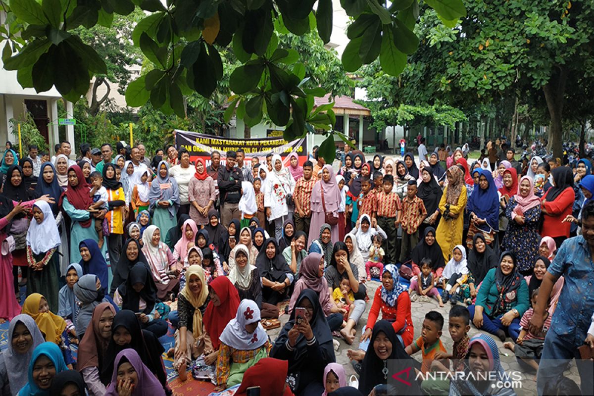 Ratusan orang tua murid protes SD di Pekanbaru akan dijadikan pasar