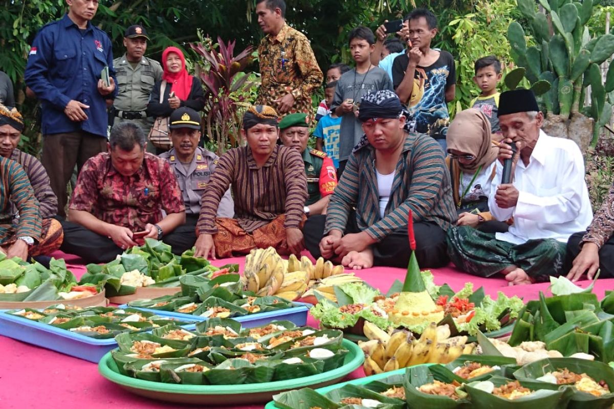 Ritual sedekah bumi Festival Panji Nusantara di Candi Mirigambar