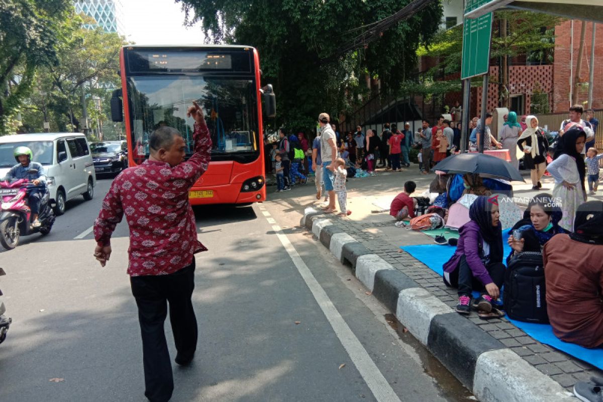 Empat bus Transjakarta disiapkan mengangkut pencari suaka Kebon Sirih