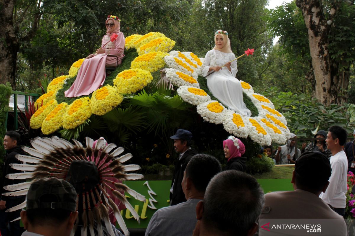 Mahasiswa 12 negara mengikuti parade bunga Beautiful Malino